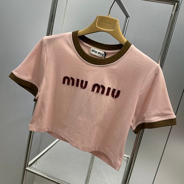 秋冬大セールミュウミュウ 偽物 ロゴ コットン クロップド Tシャツ myb36877